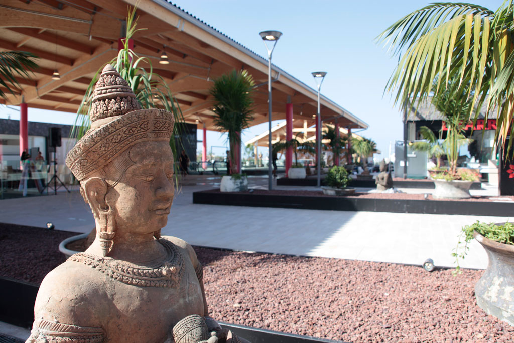 Figurenstatue mit Ornamenten vor einem überdachten Bauwerk auf Teneriffa.