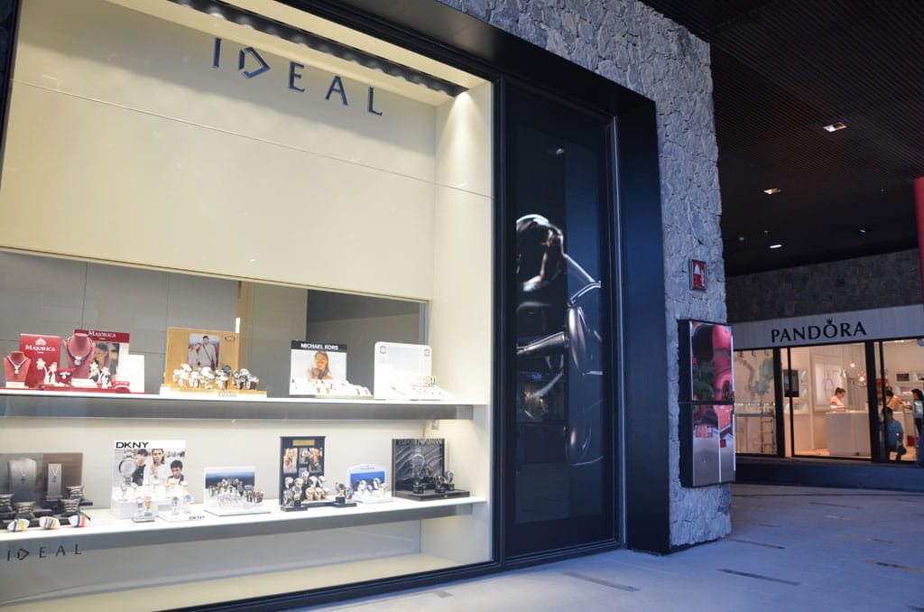 IDEALES Juweliergeschäft auf Teneriffa, mit Ausstellung von Uhren und Halsketten.