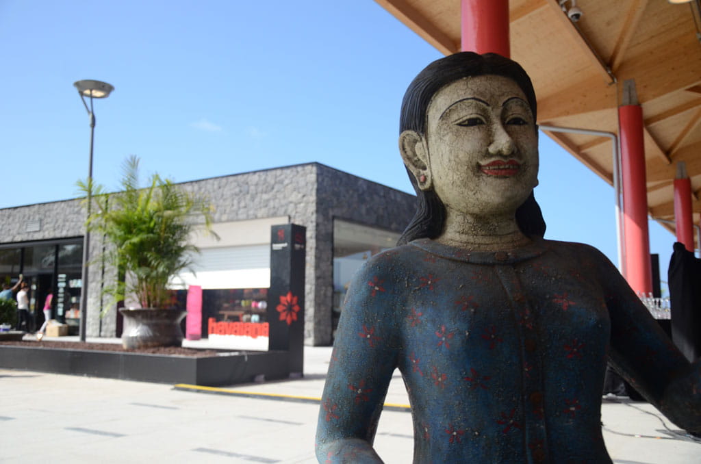 Skulptur im Einkaufszentrum Siam Mall auf Teneriffa. Havaianas Laden im Hintergrund.