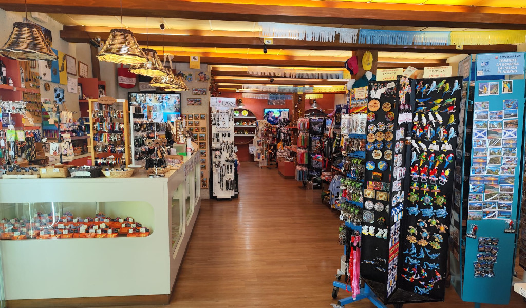 Souvenirshop auf Teneriffa mit Magneten und Postkarten zur Ausstellung.