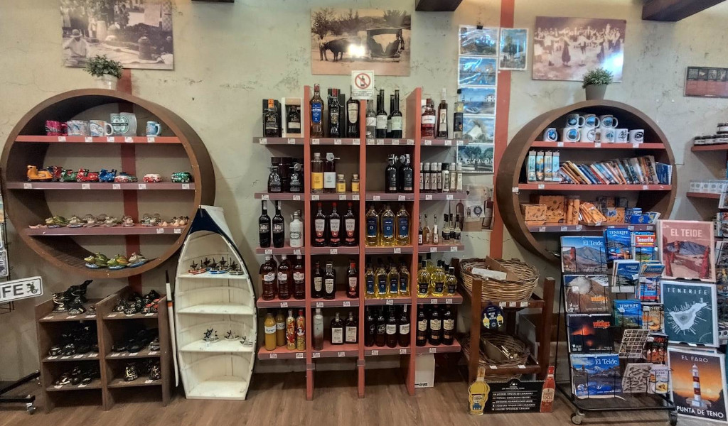 Souvenirshop auf Teneriffa mit Flaschen Schnaps und Postkarten aus El Teide.