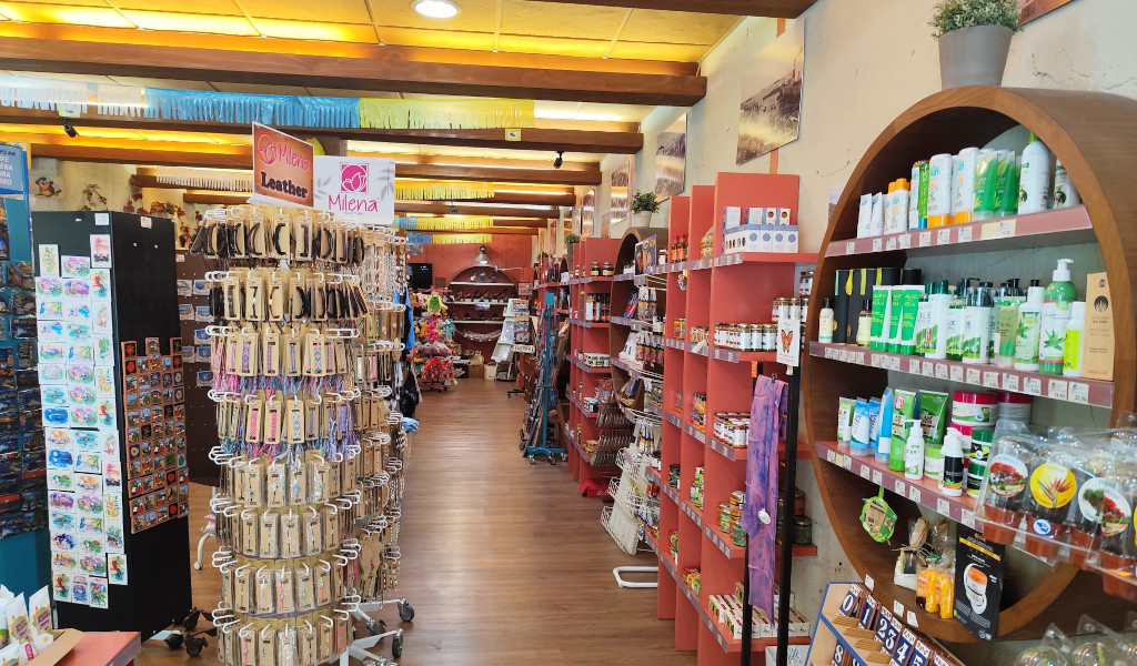 Souvenirshop und lokale Produkte auf Teneriffa mit Regalen voller Artikel.