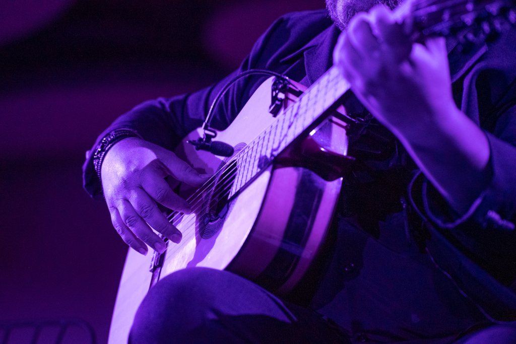 Musiker spielt Gitarre während eines Konzerts auf Teneriffa.