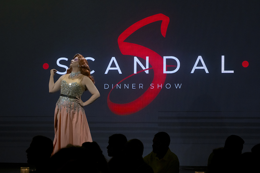 Künstlerin, die auf der Bühne der Scandal Dinner Show auf Teneriffa auftritt.