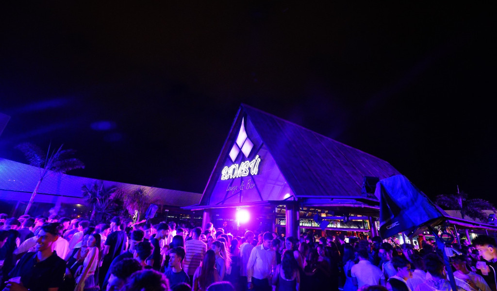 Menschenmenge genießt im Ausland vor einem Nachtclub auf Teneriffa.