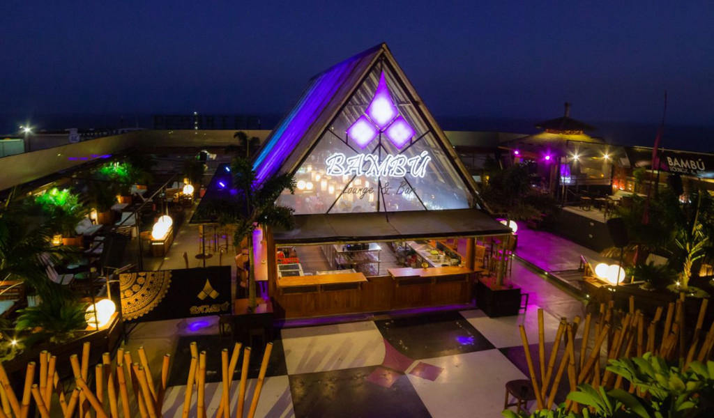 Bamboo Lounge & Bar leuchteten nachts auf Teneriffa.