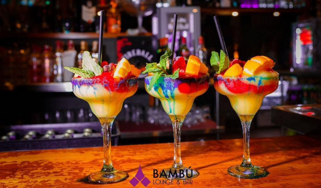 Drei farbenfrohe Cocktails in der Bambú Lounge Bar, Teneriffa.