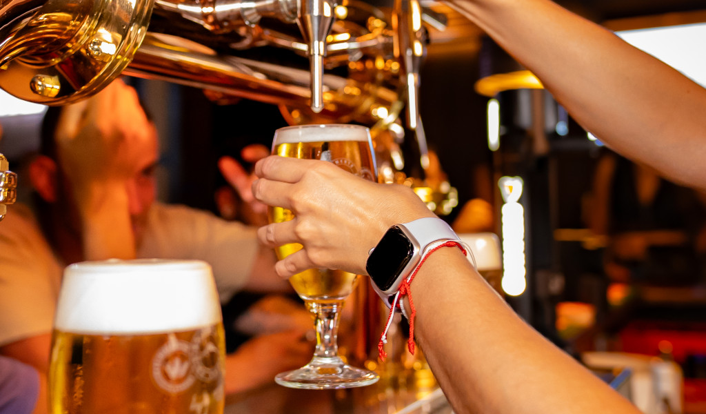 Bier vom Fass von Hand in der Bar auf Teneriffa einschenken.