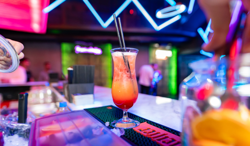 Cocktail serviert in einer modernen Bar auf Teneriffa.