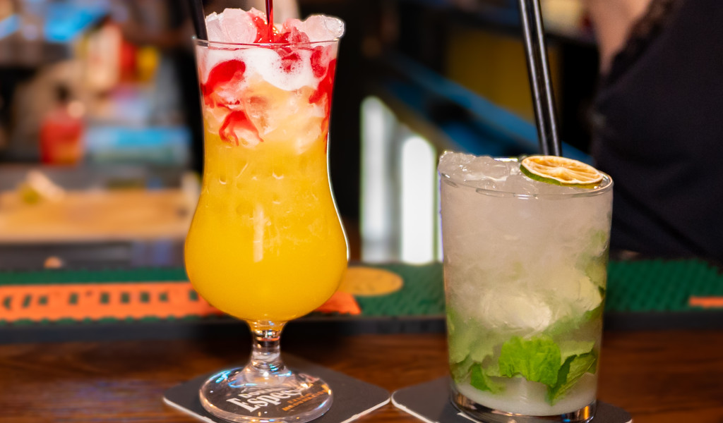 Bunte Cocktails, serviert in einer Bar in Santa Cruz de Tenerife.