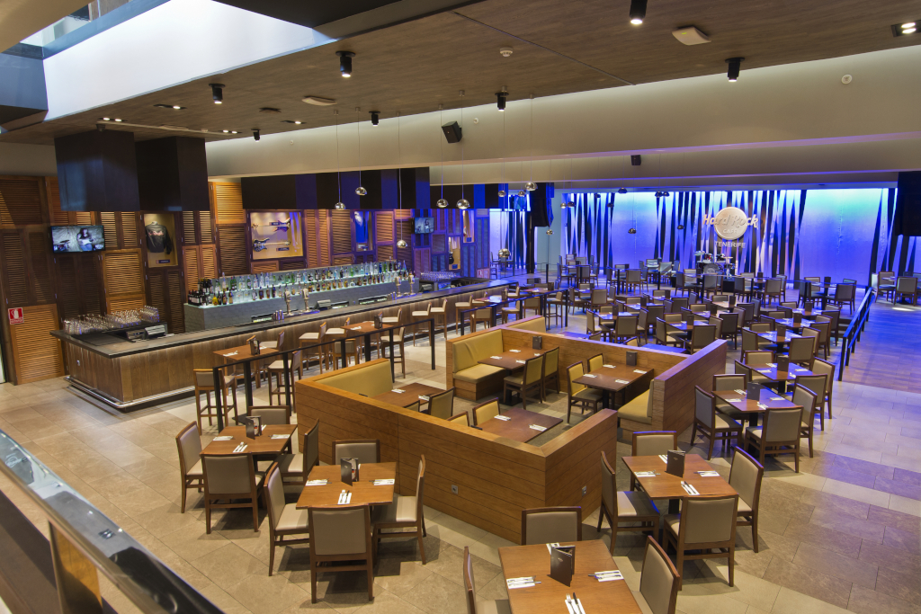 Geräumiges Restaurant mit Tischen und einer Bühne hinten im Hard Rock Tenerife.