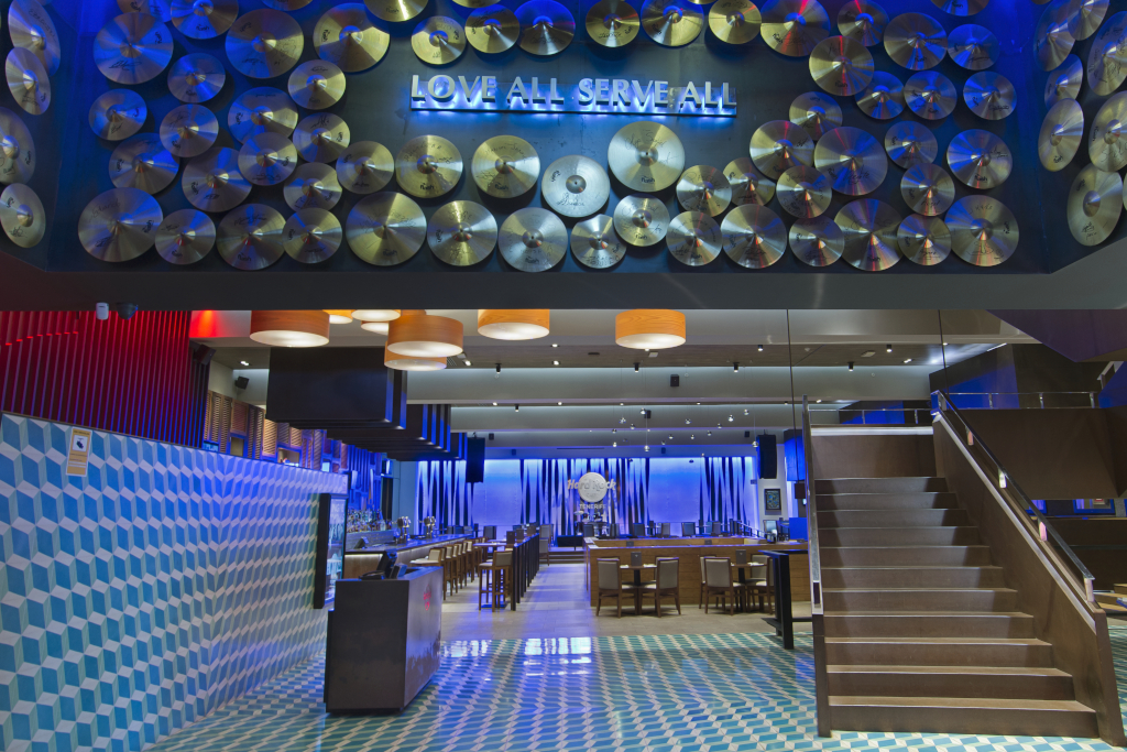 Eingang eines Restaurants auf Teneriffa mit Schallplatten und dem Satz Love All Serve All.