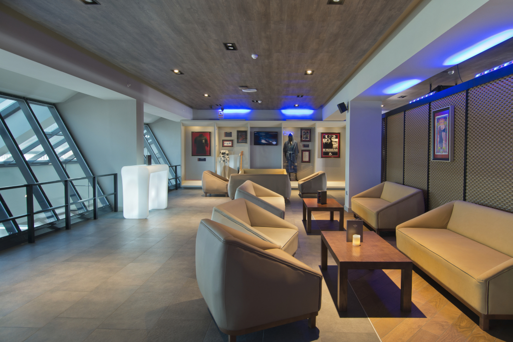 Modernes Wohnzimmer mit beigefarbenen Sofas auf Teneriffa.
