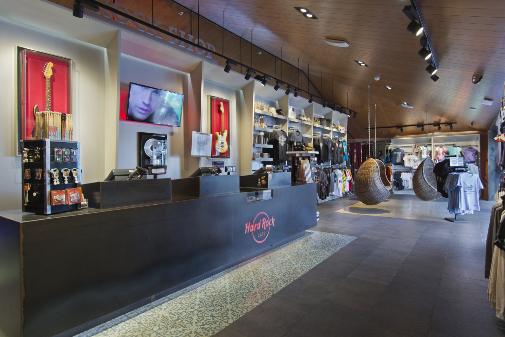 Geschenkeladen im Hard Rock Café auf Teneriffa, mit Gitarren und Kleidung ausgestellt.