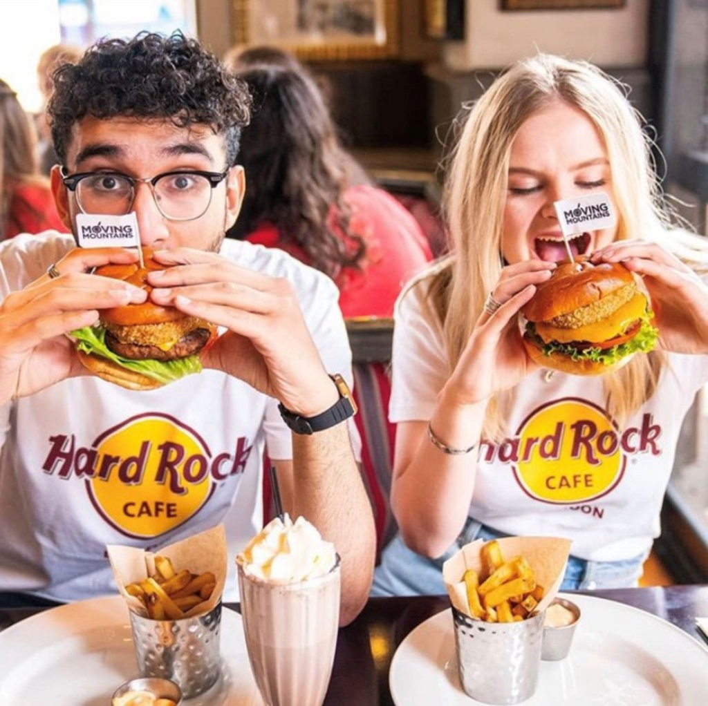 Menschen, die Hamburger im Hard Rock Cafe Tenerife genießen.