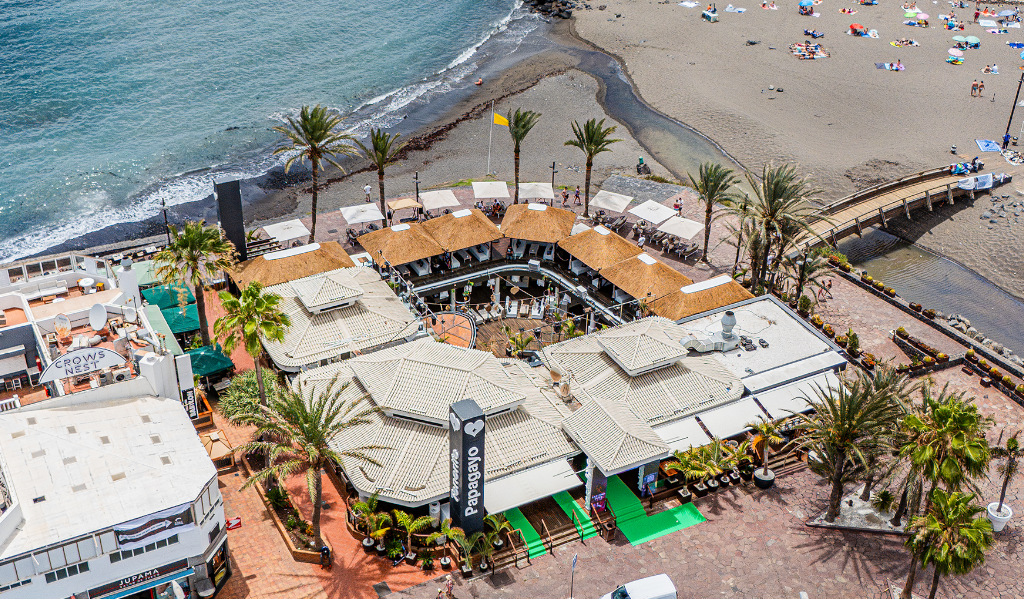 Luftaufnahme eines Strandrestaurants auf Teneriffa.