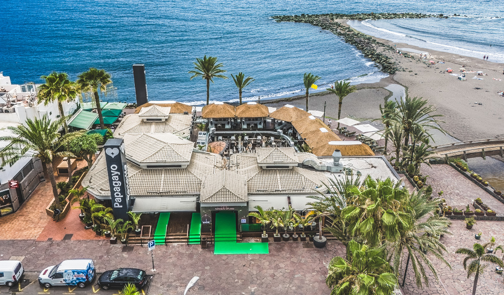 Luftaufnahme eines Küstenrestaurants auf Teneriffa am Strand und am Meer.