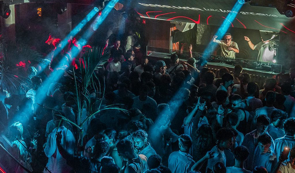 Publikum genießt einen DJ in einem Nachtclub auf Teneriffa.