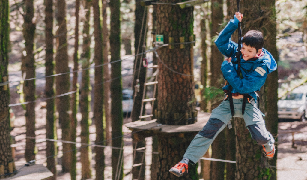 Junge, der die Zipline im Abenteuerpark auf Teneriffa genießt.