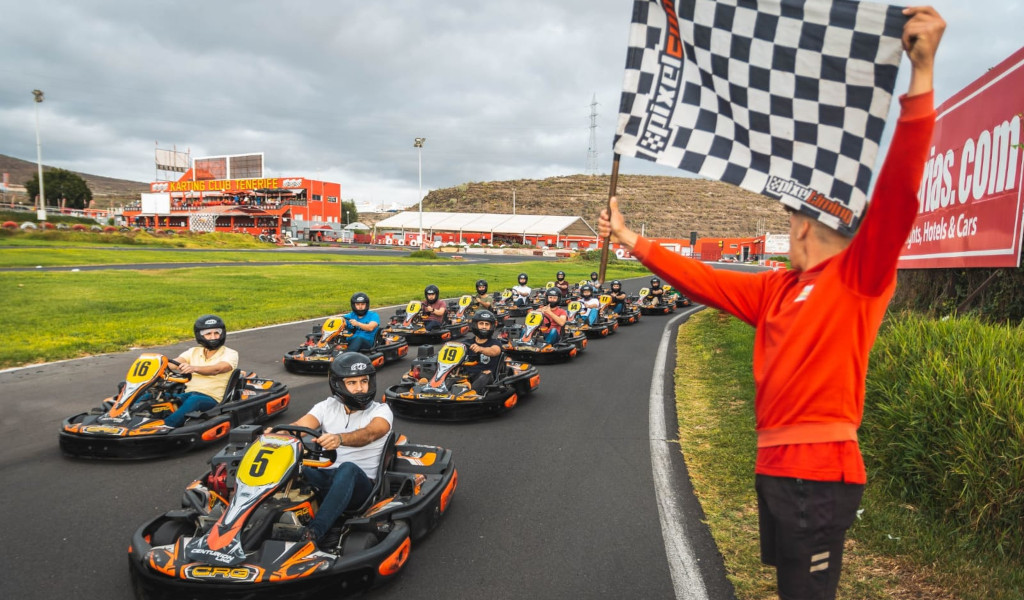 Kart-Rennen startet im Karting Club Tenerife mit Zielflagge.