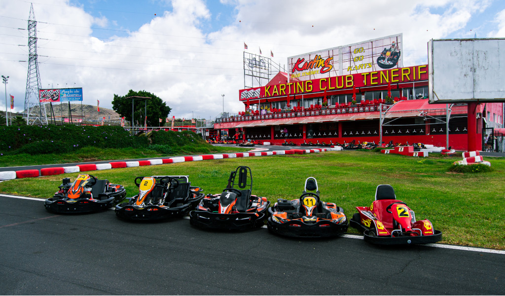 Die Karts stellten sich vor dem Karting Club Tenerife mit einem GO-GO-Schild auf.