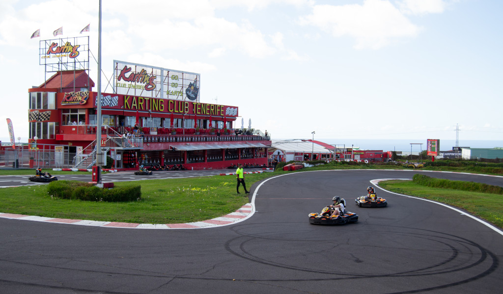 Leute, die Karts im Karting Club Tenerife fahren.