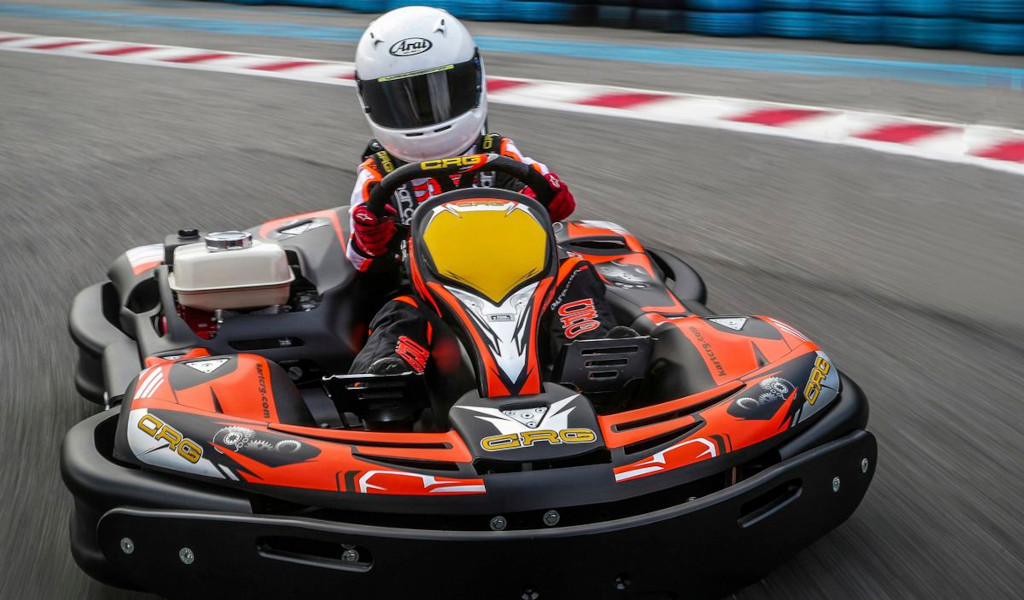 Person, die ein Kart auf einer Strecke auf Teneriffa fährt.