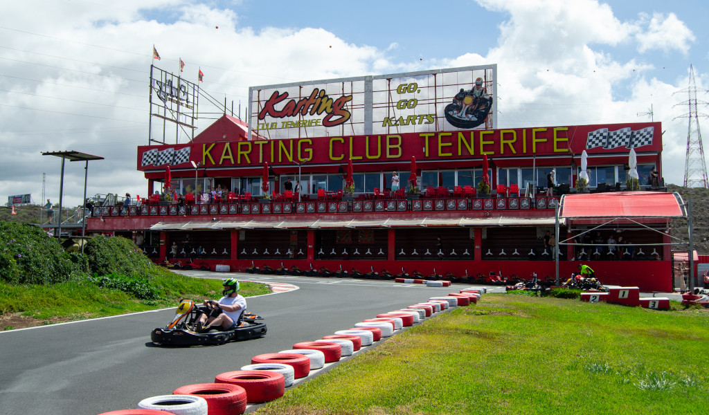 Kart auf der Strecke vor dem Gebäude des Karting Club Tenerife.