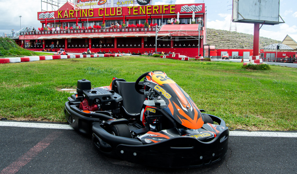 Kart auf der Strecke vor dem Gebäude des Karting Club Tenerife.