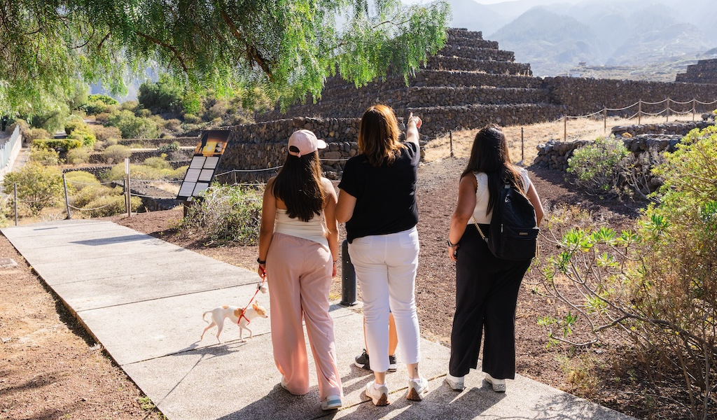 Menschen, die durch den Ethnographischen Park Pirámides de Güímar auf Teneriffa spazieren.