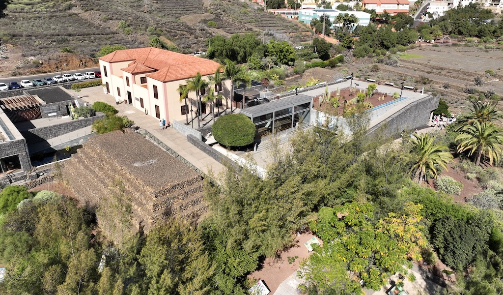 Luftaufnahme eines roten Hauses mit Gärten in Güímar, Teneriffa.
