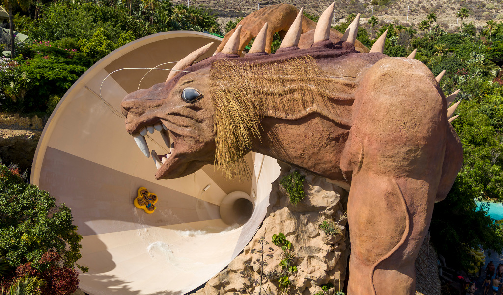 Löwenskulptur auf der Vulcano-Rutsche im Siam-Park auf Teneriffa.