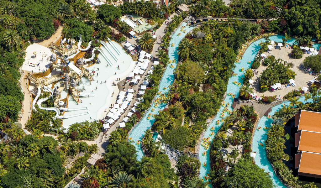 Wasserpark mit Rutschen und Fluss im Siam-Park, Teneriffa.