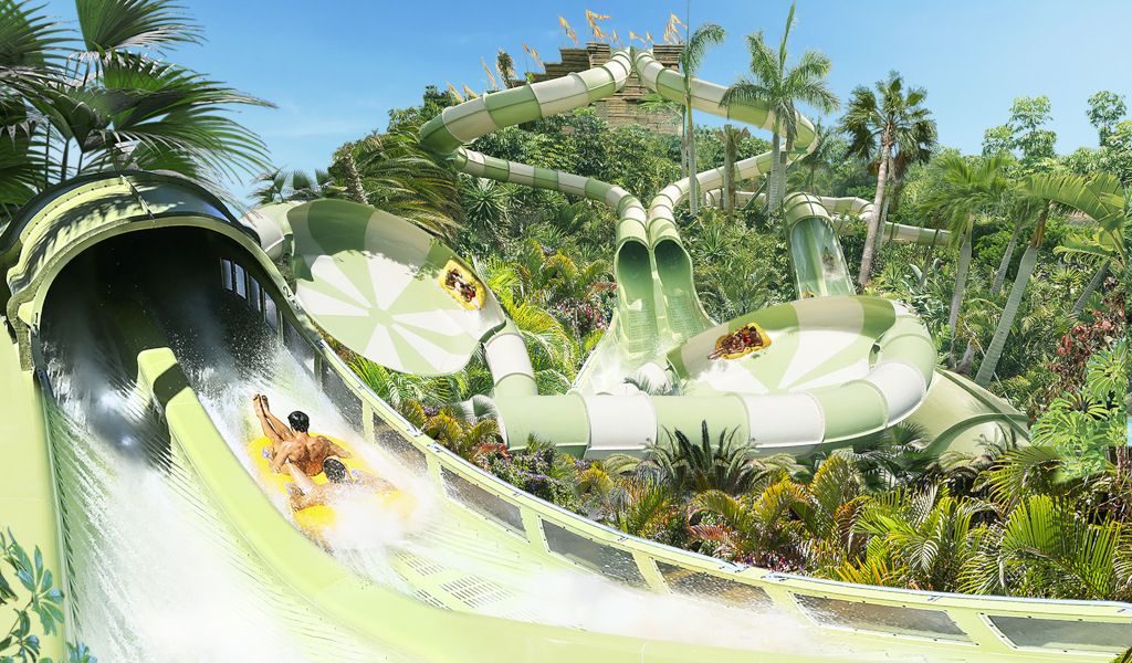 Menschen auf einer Wasserrutsche im Siam-Park, Teneriffa.