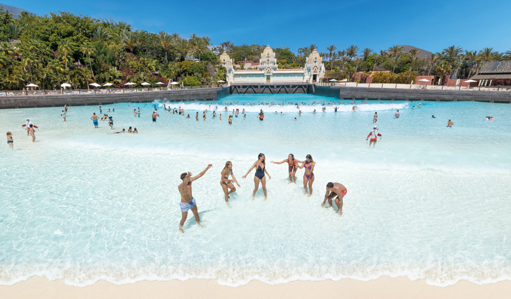 Menschen, die den Pool mit Wellen im Siam Park, Teneriffa, genießen.