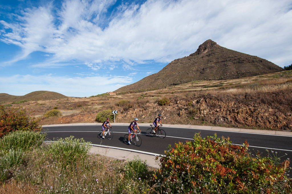 Radfahrer auf Bergstraßen in der Nähe eines Gipfels auf Teneriffa.
