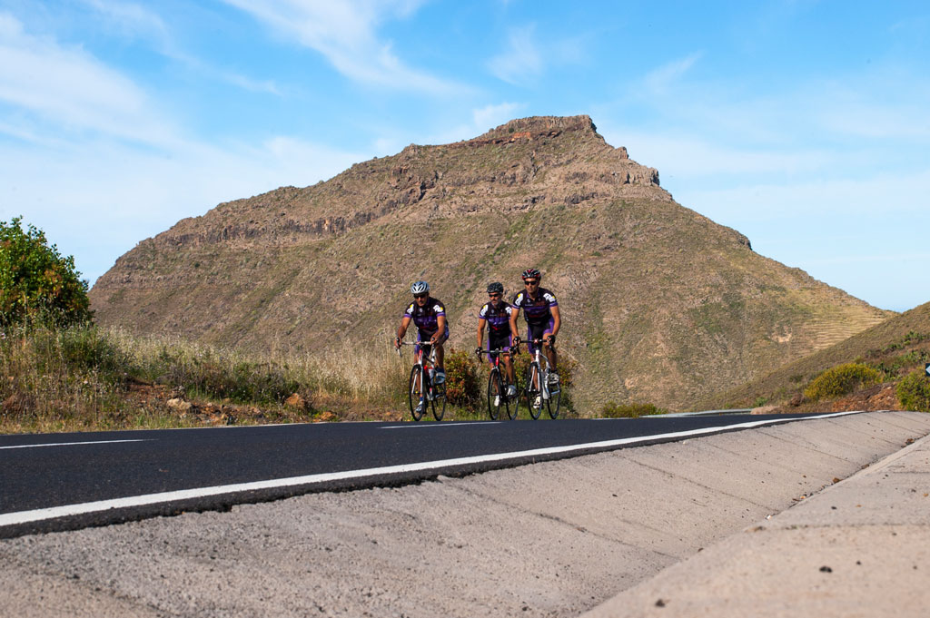Radfahrer auf einer Bergstraße auf Teneriffa bei klarem Himmel.