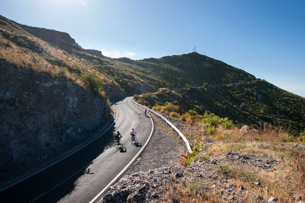 Radfahrer, die eine Straße in der bergigen Landschaft Teneriffas erklimmen.