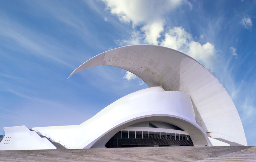 Auditorio de Tenerife mit blauem Himmel und Wolken.