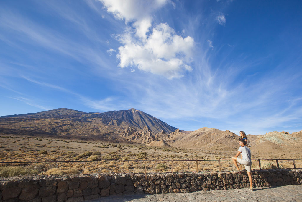 Person, die den Teide von einem Aussichtspunkt auf Teneriffa betrachtet.