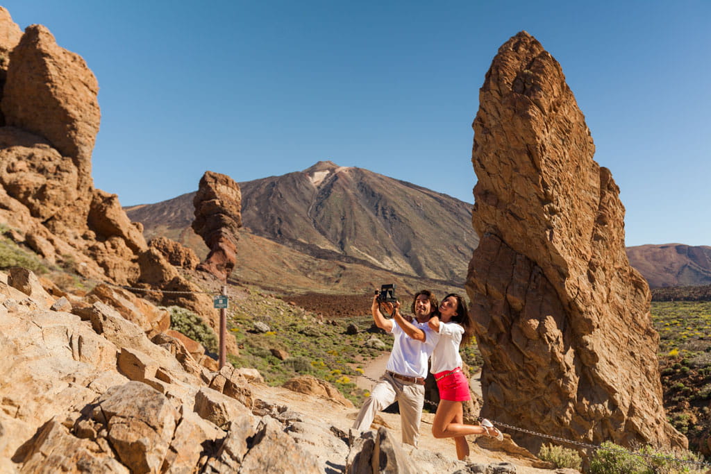 Paar macht ein Selfie im Teide-Nationalpark auf Teneriffa.