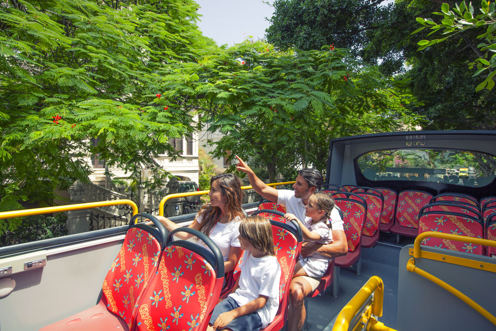Die Familie genießt eine Hop-on-Hop-off-Bustour in Santa Cruz de Tenerife.