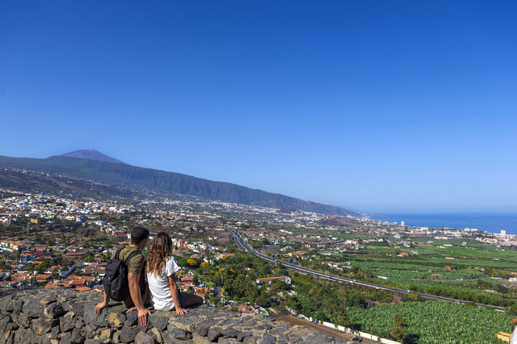 Ein Paar, das die Landschaft des Montes Teide auf Teneriffa beobachtet.