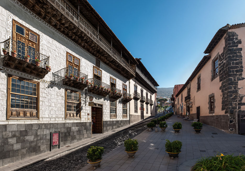 Koloniale Straße in La Orotava, Teneriffa, mit traditionellen Balkonen und klarem Himmel.