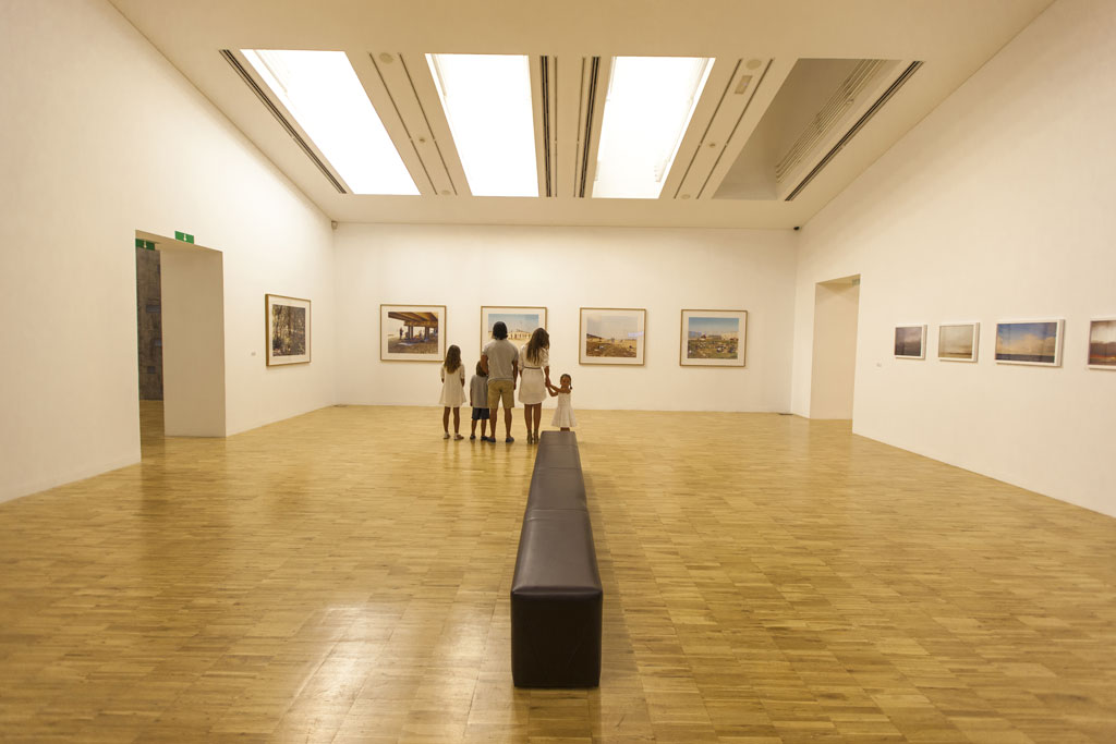 Familie betrachtet Gemälde in einer Kunstgalerie in Santa Cruz de Tenerife.