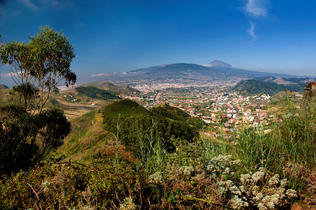 Panorama von San Cristóbal de La Laguna auf Teneriffa mit dem Teide im Hintergrund.