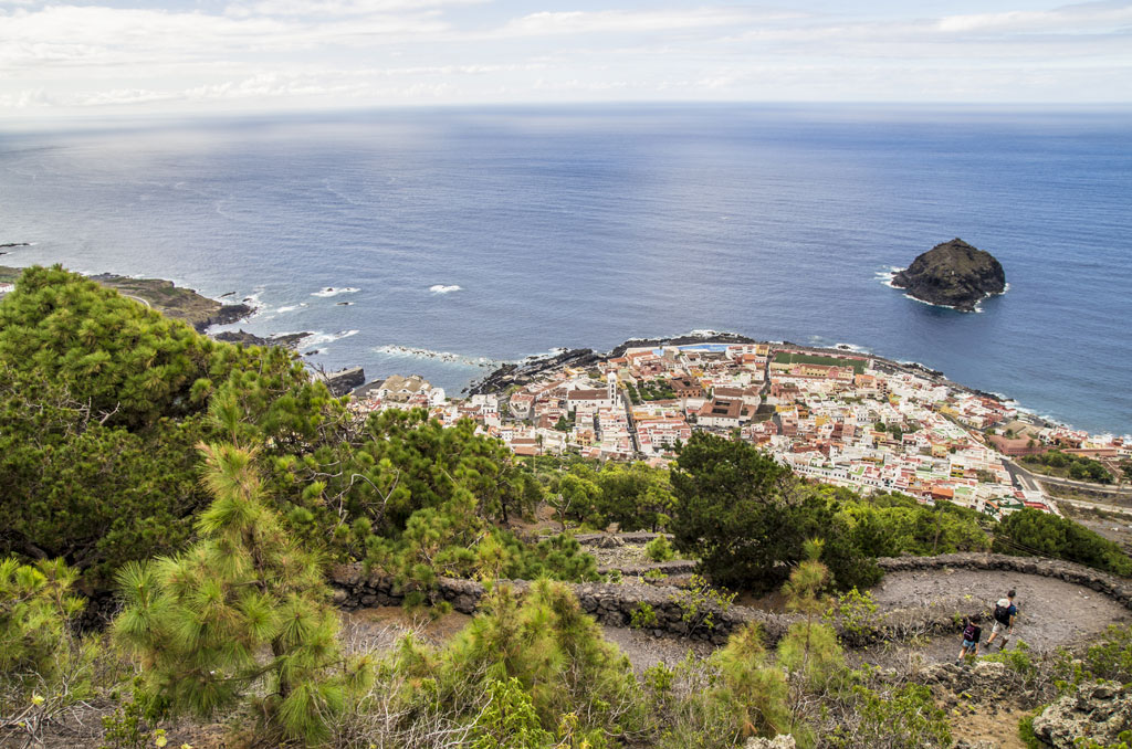Luftaufnahme von Garachico auf Teneriffa mit dem Meer im Hintergrund.