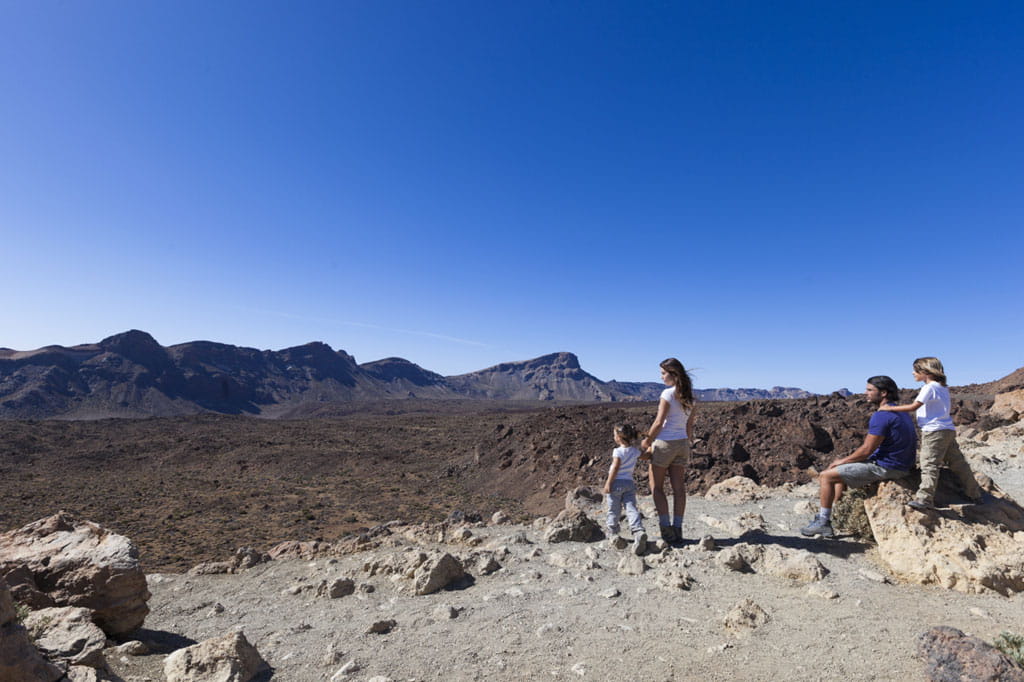 Familie genießt die Landschaft im Teide-Nationalpark auf Teneriffa.