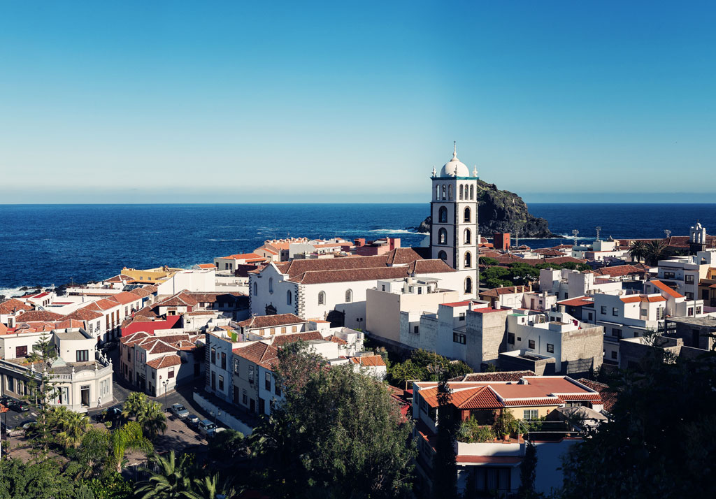 Panoramablick auf Garachico, Teneriffa, mit Meer im Hintergrund und historischen Gebäuden.