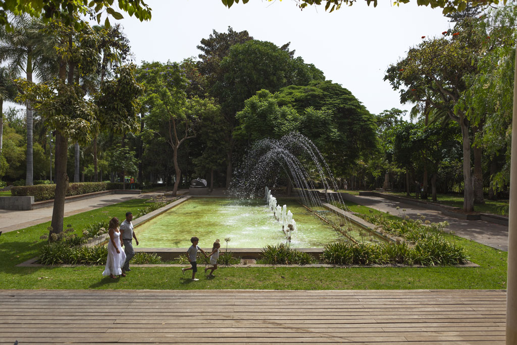 Brunnen und Besucher im García Sanabria Park, Teneriffa.